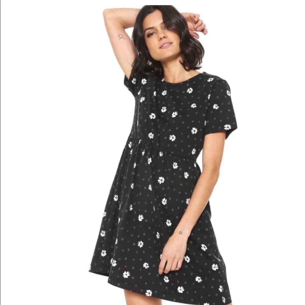 🖤Black skater dress w/white flowers🖤